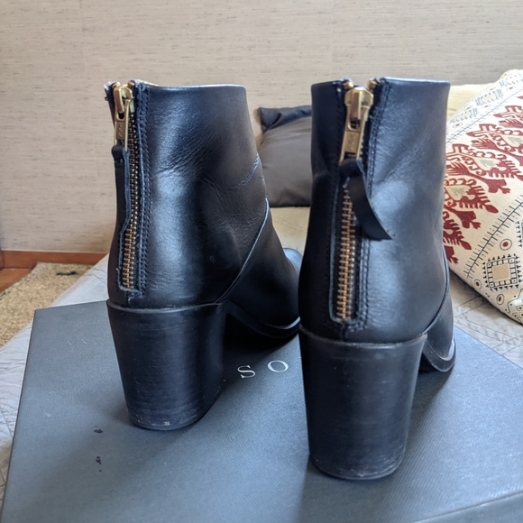 Nisolo Dari Boots in Black with Rubber Sole - Picture 3 of 6